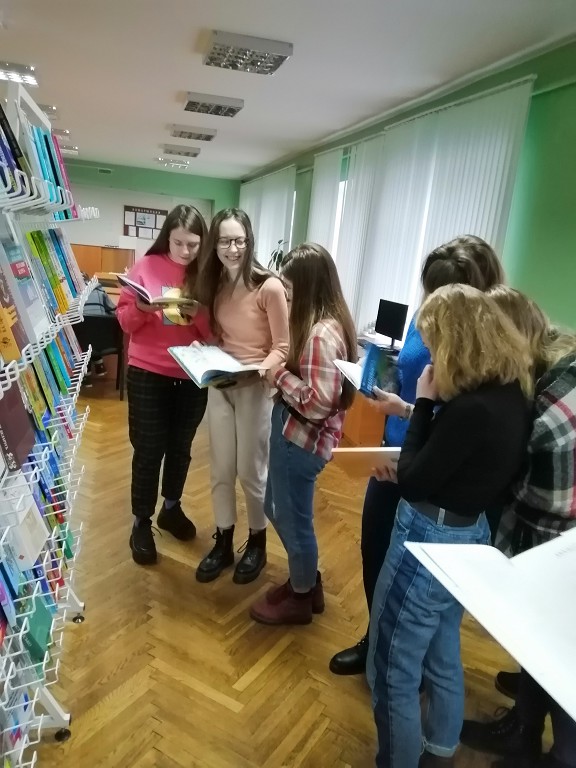 Посещение студентами факультета дошкольного и начального образования выставки литературы
